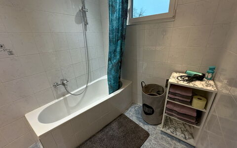 Romy: Badewanne, Eigentum, Fenster, Armatur, Zapfhahn, Badezimmer, Interior Design, Fussboden, Flooring, Duschkopf
