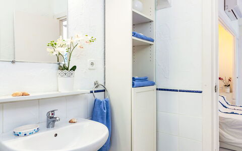 Neptune: Flooring, Interior Design, Armatur, Badezimmer, Fussboden, Bad Sink, Zimmer, Sinken, Installation, Zapfhahn