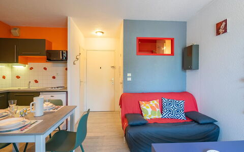 Bleu Marine: Möbel, Eigentum, Tabelle, Komfort, Azurblau, Orange, Lampe, Interior Design, Tür, Fussboden