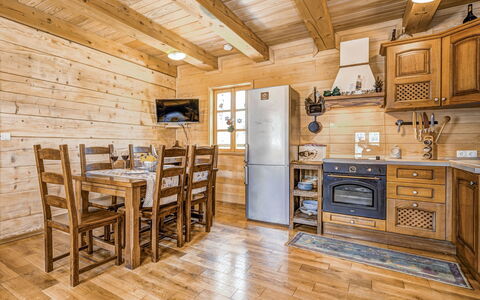 Plitvice i: Eigentum, Zimmer, Gebäude, Holzboden, Decke, Möbel, Interior Design, Hartholz, Holz, Fussboden