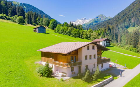 Tschagguns 210: Bergforms, Natürliche Landschaft, Natur, Berg, Bergdorf, Gebirge, Grün, Eigentum, Haus, Bergstation