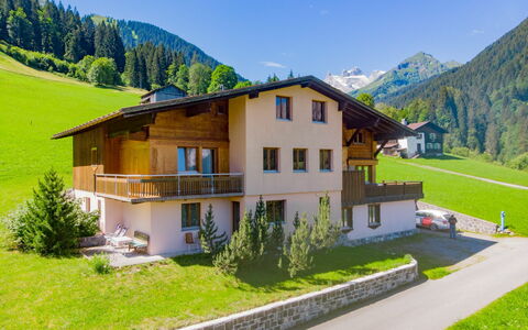 Tschagguns 210: Himmel, Pflanze, Berg, Gebäude, Eigentum, Fenster, Grün, Baum, Natürliche Landschaft, Haus