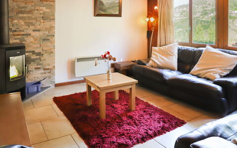 Le Raccard: Möbel, Tabelle, Bilderrahmen, Holz, Komfort, Lila, Wohnzimmer, Couch, Flooring, Fussboden