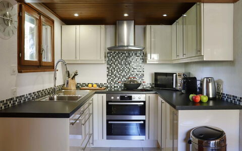 Le Raccard: Countertop, Eigentum, Spüle, Cabinetry, Sinken, Herd, Küche, Küchengerät, Haushaltsgerät, Holz