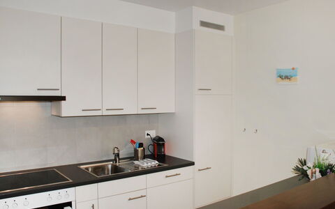 Sabrina App. 006: Zimmer, Küche, Eigentum, Countertop, Möbel, Interior Design, Cabinetry, Haus, Die Architektur, Gebäude