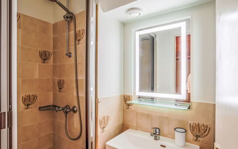 Laetitia: Badezimmer, Armatur, Wand, Bad Sink, Flooring, Interior Design, Holz, Sinken, Fussboden, Zapfhahn
