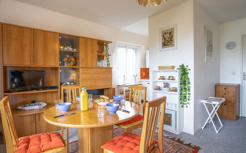 Le Viking: Tabelle, Möbel, Eigentum, Cabinetry, Stuhl, Regal, Holz, Beleuchtung, Interior Design, Die Architektur