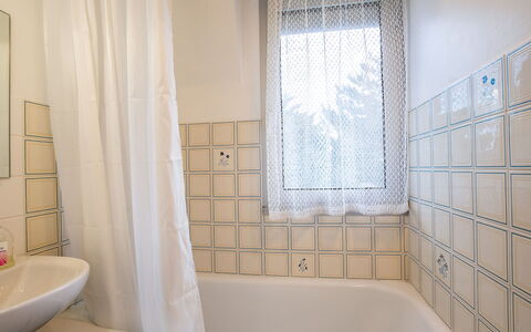 Le Viking: Badewanne, Eigentum, Armatur, Weiss, Badezimmer, Gebäude, Sinken, Interior Design, Beleuchtung