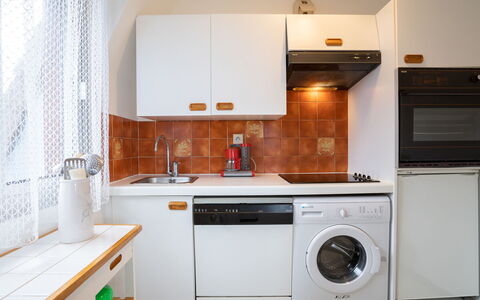 Le Viking: Cabinetry, Eigentum, Möbel, Waschmaschine, Weiss, Gebäude, Countertop, Küchengerät, Wäschekammer, Herd