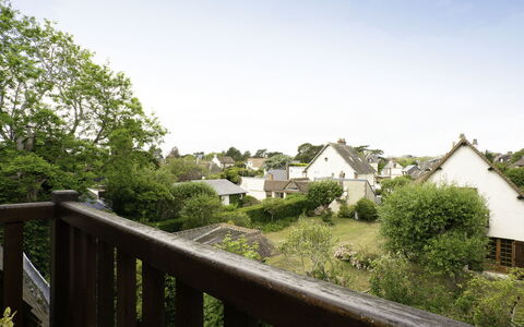 Le Viking: Himmel, Pflanze, Wolke, Gebäude, Zaun, Baum, Haus, Holz, Fenster, Gras