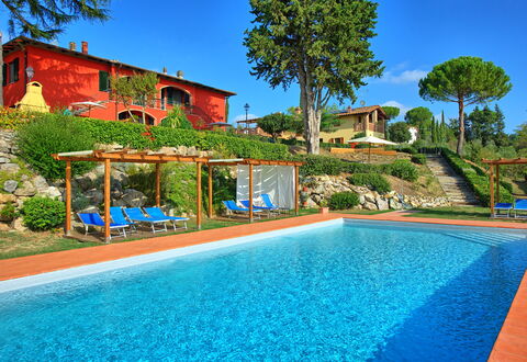 Casa Rossa: Wasser, Gebäude, Pflanze, Himmel, Eigentum, Schwimmbad, Baum, Azurblau, Natur, Blau