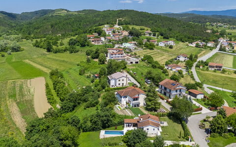 Klementini: Wohngebiet, Haus, Vogelperspektive, Zuhause, Hügel, Nachbarschaft, Landschaft, Ländliches Gebiet, Vorort, Dach