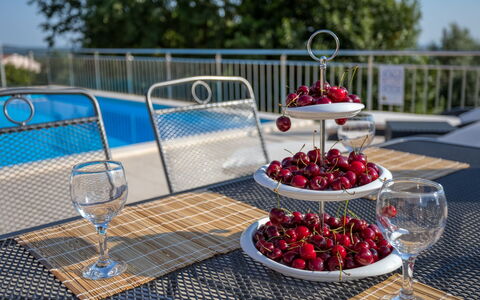 Legović: Rot, Tabelle, Essen, Kobaltblau, Kernstück, Obst, Tischdecke, Pflanze, Möbel