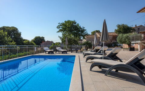 Legović: Schwimmbad, Eigentum, Grundeigentum, Freizeit, Gebäude, Urlaub, Zuhause, Resort, Haus, Estate