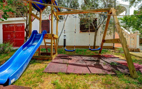 Karlobag 203: Pflanze, Schatten, Gras, Baum, Spielplatz, Rutsche, Freizeit, Öffentlicher Raum, Gehölz, Erholung
