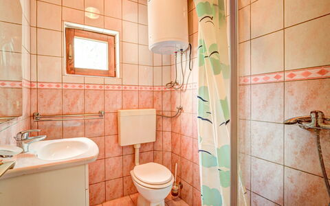 Karlobag 203: Braun, Armatur, Eigentum, Sinken, Badezimmer, Zapfhahn, Toilette, Lila, Holz, Interior Design