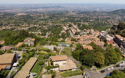 Rocca di Papa 102: Wohngebiet, Haus, Nachbarschaft, Dach, Sommer, Vogelperspektive, Ländliches Gebiet, Landschaft, \Stadt, Zuhause