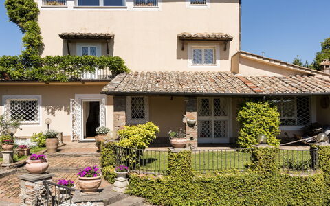 Rocca di Papa 102: Fenster, Haus, Zuhause, Wohngebiet, Strauch, Dach, Tür, Hütte, Garten