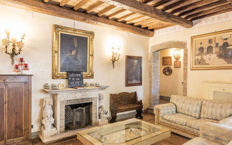 Rocca di Papa 102: Möbel, Interior Design, Wand, Holz, Flooring, Wohnzimmer, Decke, Zimmer, Couch, Beleuchtung