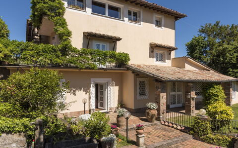 Rocca di Papa 102: Fenster, Haus, Wohngebiet, Zuhause, Strauch, Dach, Tür, Hütte, Balkon
