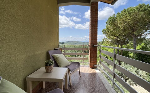 Gli Appartamenti Di Manuela: Holz, Gartenmöbel, Stuhl, Holzbeize, Veranda, Hartholz, Schatten, Balkon, Eco Hotel, Armlehne