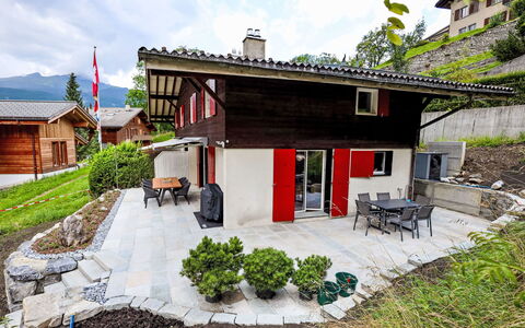Chalet Butz: Pflanze, Himmel, Gebäude, Eigentum, Fenster, Wolke, Grundstueck, Gras, Haus, Hütte