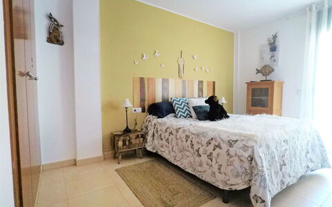 La Platja: Schlafzimmer, Möbel, Bett, Zimmer, Eigentum, Interior Design, Wand, Bettrahmen, Fussboden, Bettdecke