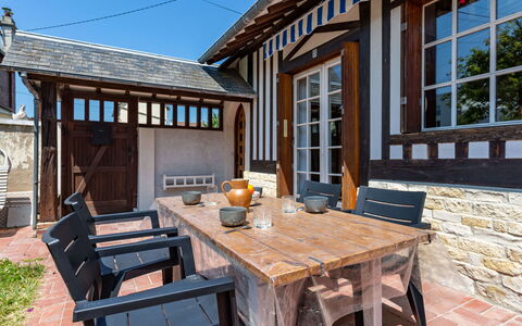 Petit Champ: Tabelle, Möbel, Eigentum, Fenster, Gebäude, Himmel, Holz, Interior Design, Pflanze, Gartenmöbel