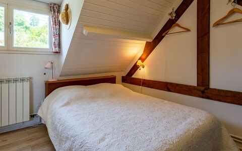 Petit Champ: Eigentum, Gebäude, Fenster, Komfort, Holz, Bettrahmen, Schatten, Flooring, Bett