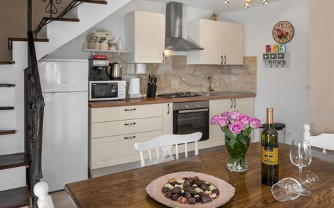 Villa Aurora: Zimmer, Countertop, Möbel, Interior Design, Eigentum, Küche, Cabinetry, Decke, Gebäude, Haus