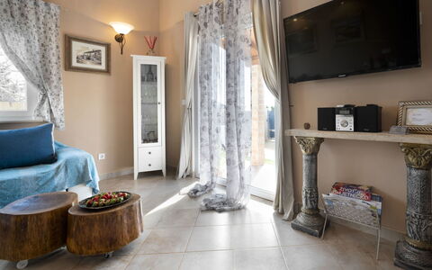 Villa Aurora: Fussboden, Zimmer, Eigentum, Interior Design, Möbel, Fliese, Gebäude, Wohnzimmer, Wand, Flooring