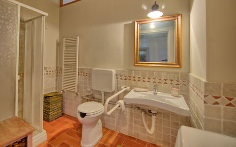 Pozzo Dei Desideri: Badezimmer, Zimmer, Eigentum, Interior Design, Fliese, Fussboden, Gebäude, Haus, Grundeigentum, Armatur