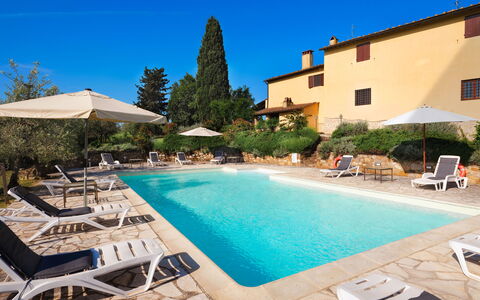 Pozzo Dei Desideri: Wasser, Himmel, Pflanze, Eigentum, Gebäude, Möbel, Schwimmbad, Azurblau, Fenster, Gartenmöbel