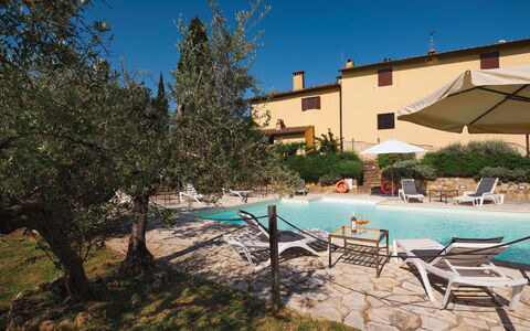 Pozzo Dei Desideri: Wasser, Pflanze, Gebäude, Möbel, Himmel, Schwimmbad, Stuhl, Schatten, Gartenmöbel, Sonnenliege