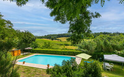 Castellina in Chianti 975: Wasser, Pflanze, Wolke, Himmel, Schwimmbad, Azurblau, Schatten, Natürliche Landschaft, Baum, Rechteck