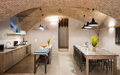 Appartamento La Corte: Eigentum, Tabelle, Möbel, Bilderrahmen, Zimmerpflanze, Holz, Beleuchtung, Interior Design, Pflanze, Fussboden