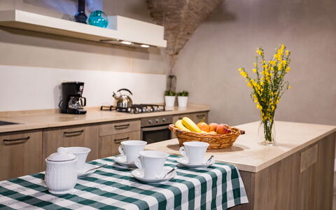 Appartamento La Corte: Geschirr, Tabelle, Eigentum, Möbel, Dishware, Pflanze, Blume, Grün, Gebäude, Interior Design