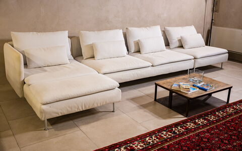 Appartamento La Corte: Couch, Möbel, Rechteck, Holz, Interior Design, Wohnzimmer, Flooring, Studio Couch, Fussboden, Tabelle