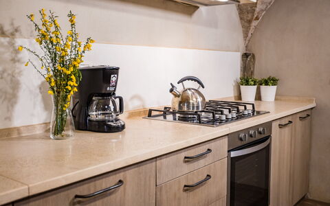 Appartamento La Corte: Cabinetry, Countertop, Pflanze, Eigentum, Spüle, Küche, Zapfhahn, Sinken, Interior Design, Gebäude