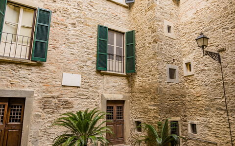 Appartamento La Corte: Fenster, Pflanze, Gebäude, Nachbarschaft, Backstein, Flooring, Tür, Urban Design, Fassade
