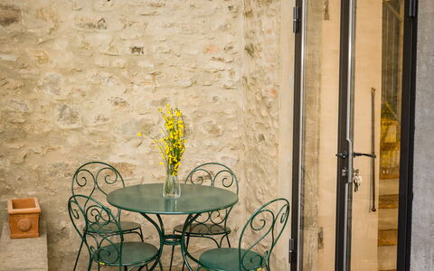 Appartamento La Corte: Möbel, Tabelle, Pflanze, Holz, Blume, Stuhl, Interior Design, Gebäude, Fussboden, Flooring