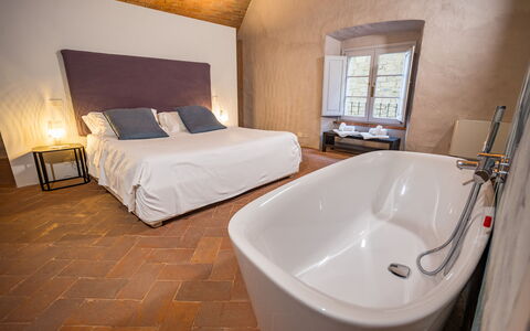 Appartamento La Corte: Badewanne, Eigentum, Fenster, Armatur, Holz, Gebäude, Interior Design, Komfort, Badezimmer
