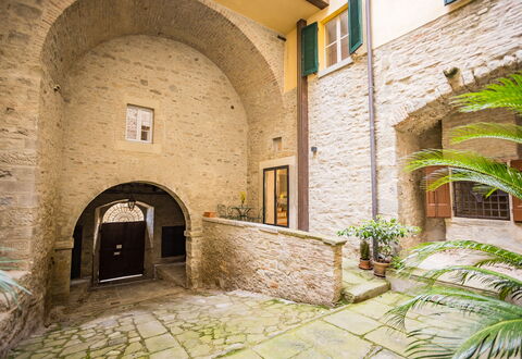 Appartamento La Corte: Pflanze, Grün, Gebäude, Backstein, Fenster, Tür, Grundeigentum, Terrestrische Plant, Fassade, Mauerwerk