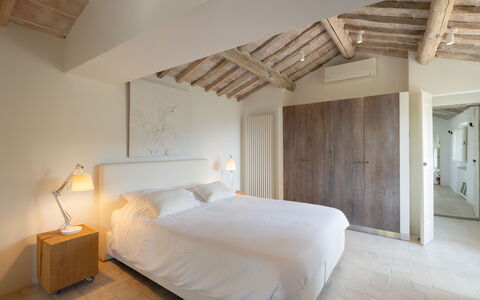 Tenuta Pomona: Bett, Möbel, Schlafzimmer, Wand, Interior Design, Bedding, Bettdecke, Holz, Fussboden, Flooring