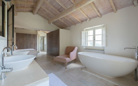 Tenuta Pomona: Badezimmer, Armatur, Interior Design, Flooring, Wand, Badewanne, Fussboden, Decke, Zapfhahn, Installation