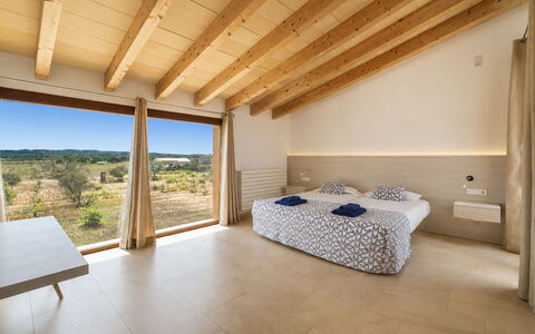 Can Toni: Zuhause, Decke, Holzbeize, Hartholz, Schlafzimmer, Bett, Bettrahmen, Hotel, Bedding, Holzboden