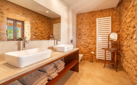 Can Toni: Armatur, Bad Sink, Flooring, Wand, Badezimmer, Sinken, Interior Design, Holz, Fussboden, Zapfhahn