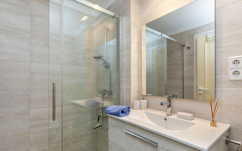Cala Montero i: Badezimmer, Armatur, Flooring, Fussboden, Interior Design, Bad Sink, Sinken, Badezimmerschrank, Spiegel, Zapfhahn