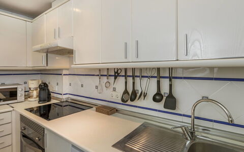 Cala Montero i: Küche, Countertop, Küchengerät, Major Appliance, Flooring, Interior Design, Cabinetry, Spüle, Armatur, Sinken