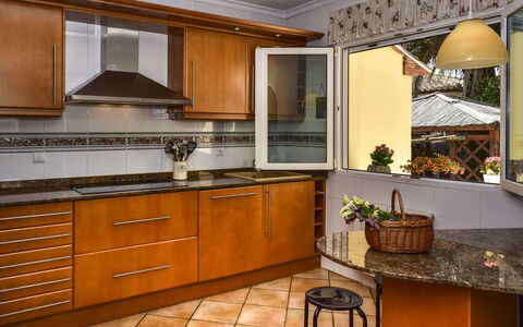Villa Buena Vida: Countertop, Cabinetry, Möbel, Zimmer, Küche, Eigentum, Interior Design, Gebäude, Fussboden, Fliese